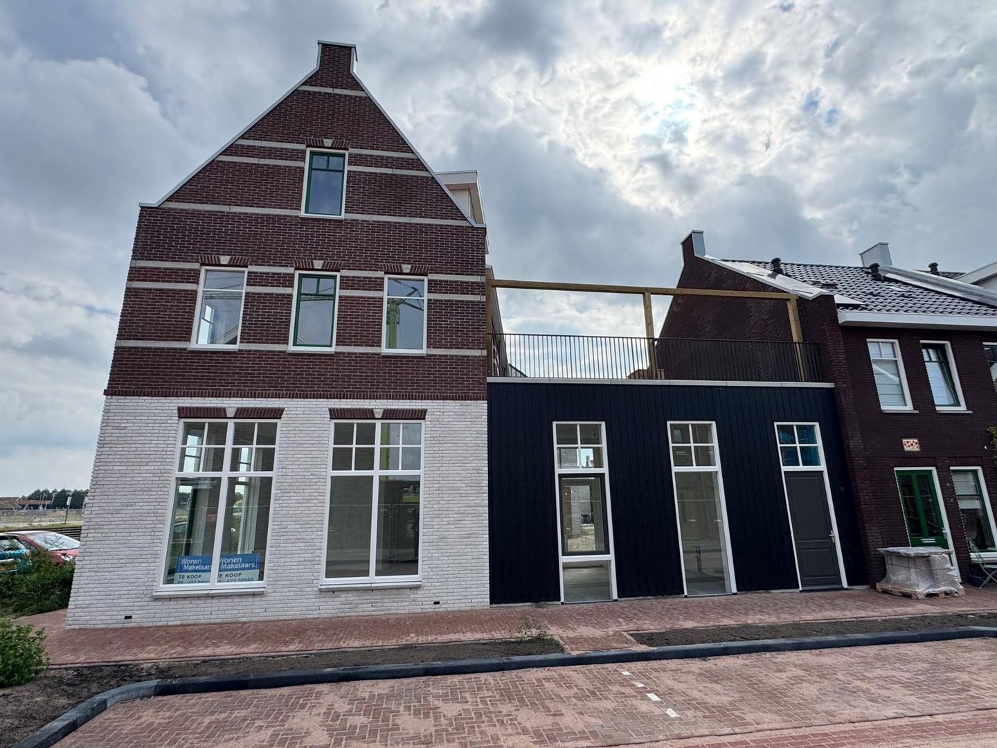 Nieuw hoekherenhuis aan het water in Waterfront